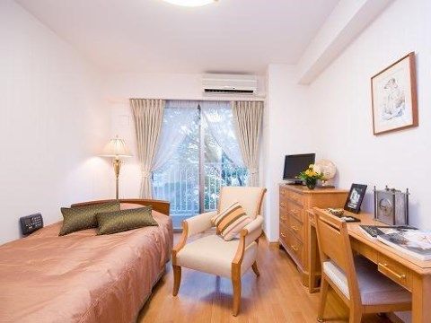 白を基調とする上品なお部屋である。広々としたスペースがあり、備え付けのベッドやデスクのほか、お好みの家具も自由にお持ち込みいただける。