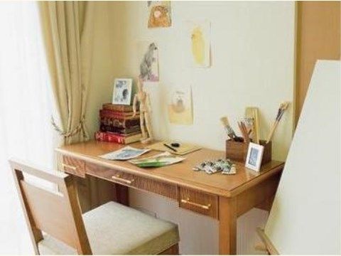 室内の机や椅子などの調度品は、入居者様に優雅な時間を楽しんでいただけるように、上質なものを選んでいる。