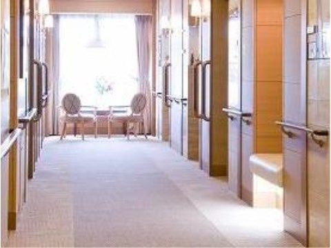 廊下は段差のないバリアフリー構造である。外を眺められる場所には椅子を配置して、一息つける空間をご用意している。