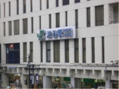 施設は、さまざまな路線が乗り入れている主要駅から徒歩圏内にある。入居者様がお出かけしやすく、来訪者様も気軽にお越しいただける。