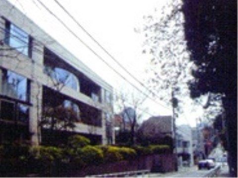 施設周辺は豪華な家々が立ち並ぶ。比較的治安が良く、生活しやすい環境にあるため、お散歩にも安心してお出かけいただける。