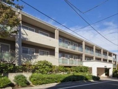 トラストガーデン桜新町の外観。清潔感の溢れる白い外壁が特徴の施設外観となっております。