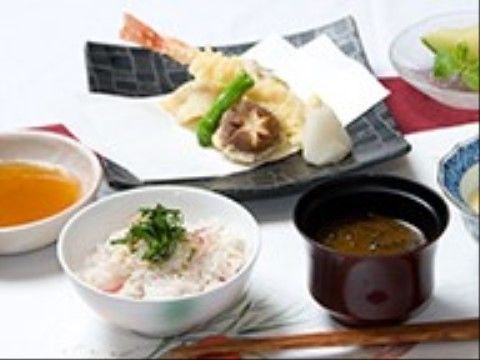 トラストガーデン桜新町の食事。栄養バランスの整ったおいしいお食事を毎日作りたてでご提供しております。