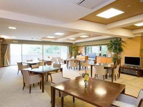 トラストガーデン桜新町のリビング・ダイニング。日々多くの入居者様で大いに賑わった、楽しいお食事風景となっております。