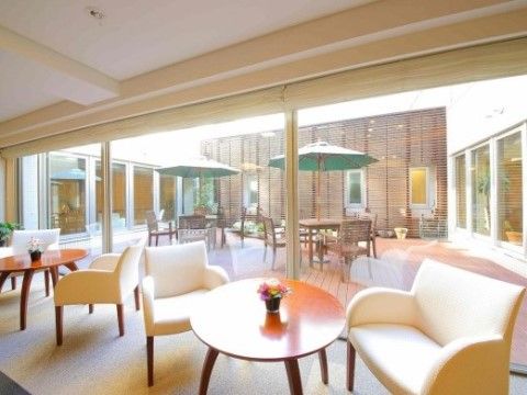 トラストガーデン桜新町のライトコート。太陽光眩しいこちらでは日々入居者様がおしゃべりを楽しむ憩いの場となっております。