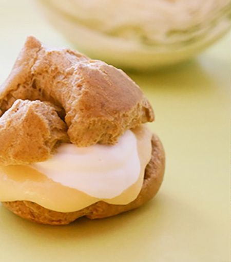 生クリームとカスタードクリームの入ったシュークリーム