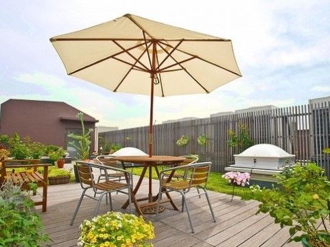 クラシックガーデン文京根津のテラス。気持ちのいい日差しをあびながら、ご入居者様同士での親睦を深めていただけます。