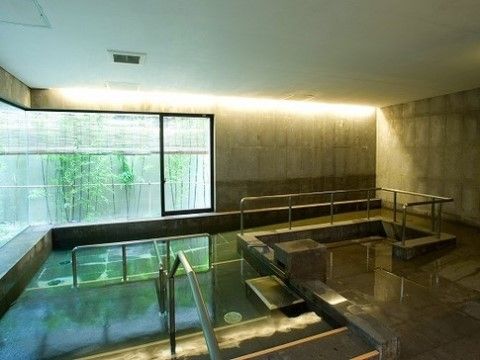 クラシックガーデン文京根津の大浴場。転倒防止の手すりや専用の床材を使用しております。大きな浴槽にて足を伸ばしてご入浴ください。