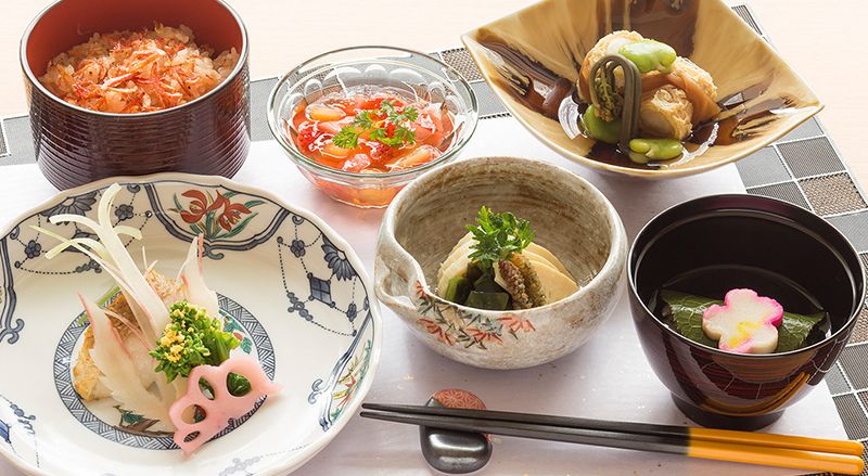筍の煮物や吸い物、フルーツのデザートが付いたセット