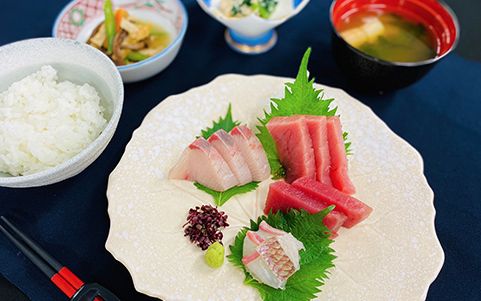 刺身の盛り合わせとご飯と味噌汁がセットになった和食