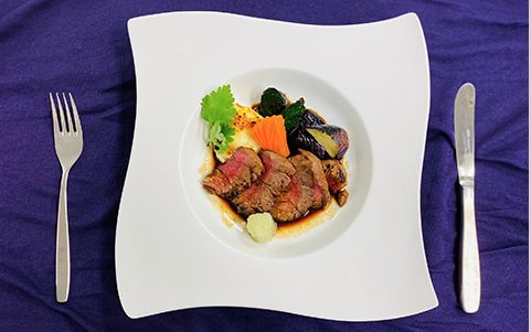 茄子やにんじんを添えたローストビーフ
