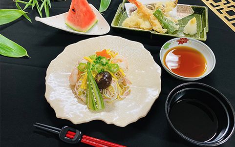 スイカのデザートが付いたそうめんと天ぷらのセット