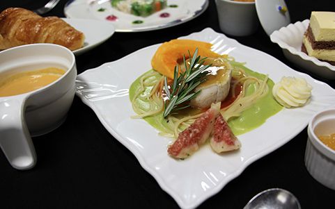コーンスープとクロワッサンがセットになった洋食