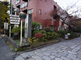 都市の角に建つ外観