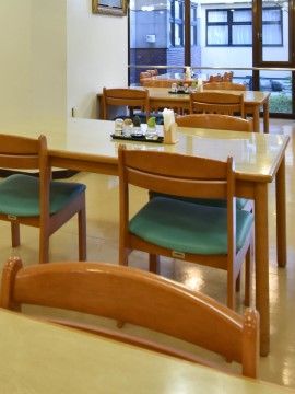 「申孝園ロータスヴィラ」食堂。沢山の入居者様で日々活気に満ちたお食事空間となっています。