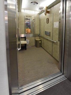 「申孝園ロータスヴィラ」エレベーター。車いすでのご利用が楽に行なえる大きなエレベーターをご用意しております。