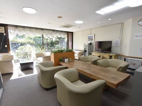 「申孝園ロータスヴィラ」ラウンジ。ご家族、ご友人とのご面会や入居者様同士でのご歓談スペースとしてご利用ください