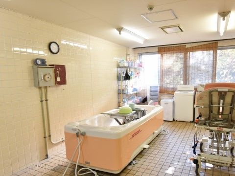 「申孝園ロータスヴィラ」機械浴室。寝たきりの方や介護度が高い方でも安心して、お風呂を楽しんでいいただけます。