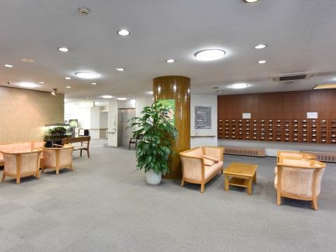 「申孝園ロータスヴィラ」共有スペース。入居者様同士で談笑するのに、お使いいただけます。