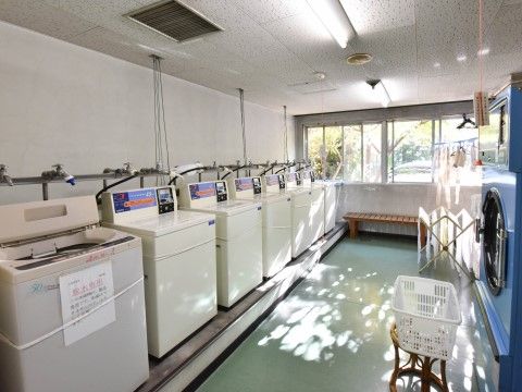 「申孝園ロータスヴィラ」施設内洗濯機・乾燥機。ご自宅と変わらない生活をしていただけるよう施設内にご用意させていただきました。