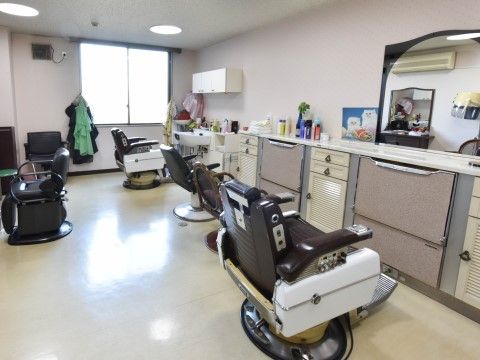 「申孝園ロータスヴィラ」理美容室。定期的に美容師をお招きしての美容サービスをご提供しております。施設内にいながら髪の毛のカットができます。