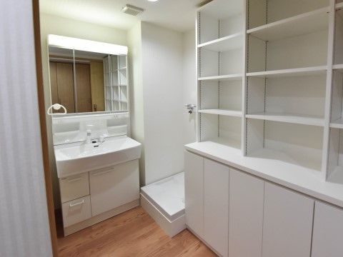 「申孝園ロータスヴィラ」居室洗面台。車いすに座ったまま使えるバリアフリー洗面台です。清潔感溢れる居室洗面台です。