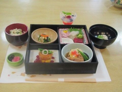 「申孝園ロータスヴィラ」お食事。栄養バランスの整った美味しいお食事を毎日出来たてでご提供しております。