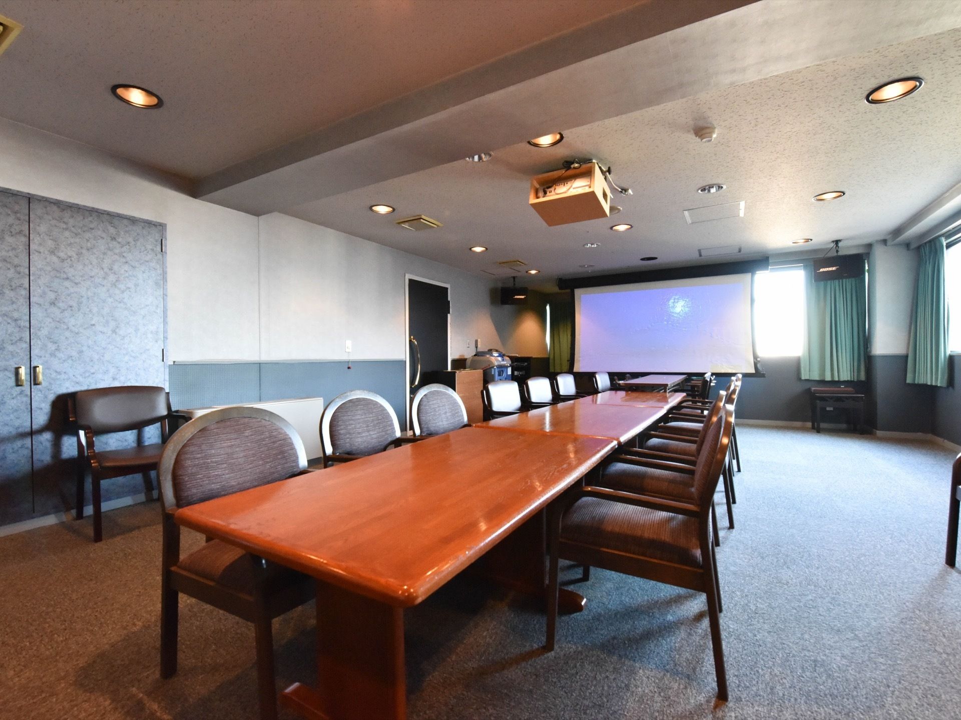 本格設備の入った音楽と映画を鑑賞できる部屋がある。施設にいながら、大きい画面で映画を楽しむことができる。