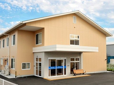 あいらの杜 茅ヶ崎の外観。明るい暖色の外壁が特徴のあたたかい施設外観となっております。