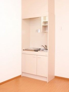 あいらの杜 茅ヶ崎のミニキッチン。居室内に設けられた自由にお使いいただけるキッチンです。IHコンロを採用しております。