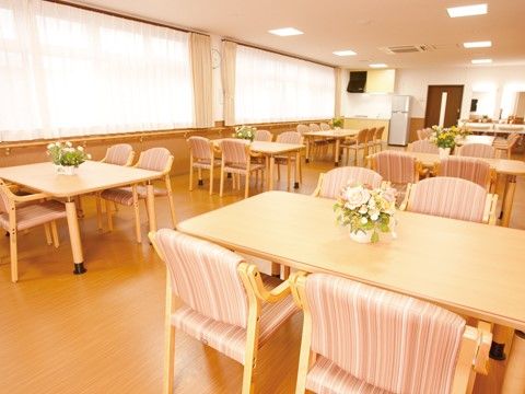 あいらの杜 茅ヶ崎の食堂。日々多くの入居者様で大いに賑わっての、楽しいお食事風景となっております。