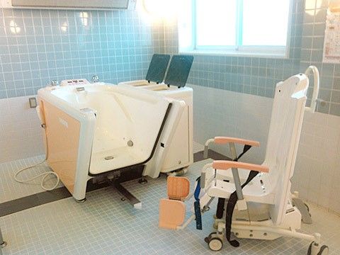 あいらの杜 茅ヶ崎の機械浴室。充実した浴室環境を整えておりますので、ご負担の少ないご入浴をしていただけます。