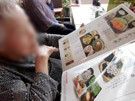 雑誌を読む人々の様子