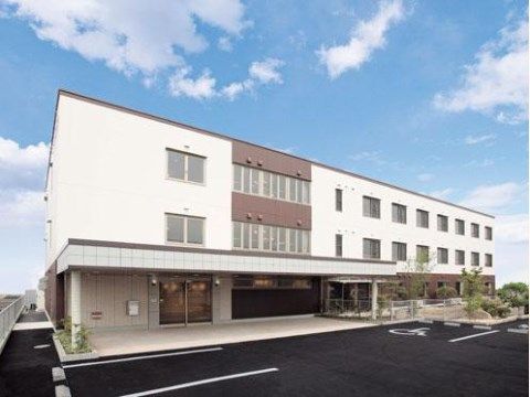 清潔な白壁の建物外観