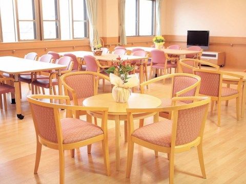 暖かい色合いの共用ダイニング