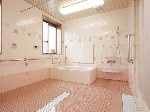 ゆったりとした浴室