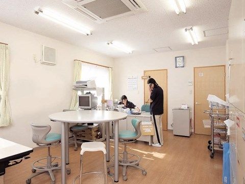 明るいスタッフの事務室