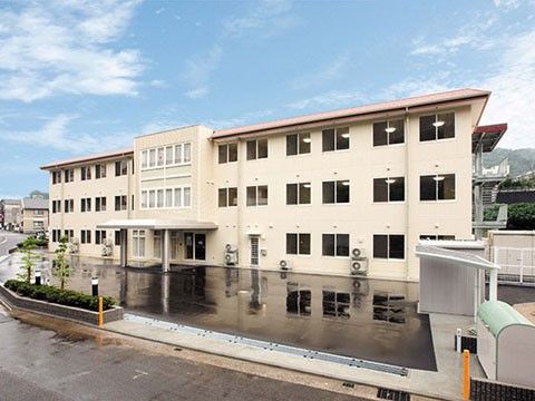 清潔感のある明るい建物外観