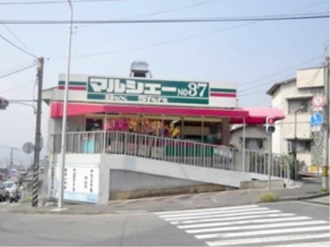 明るい外観の施設