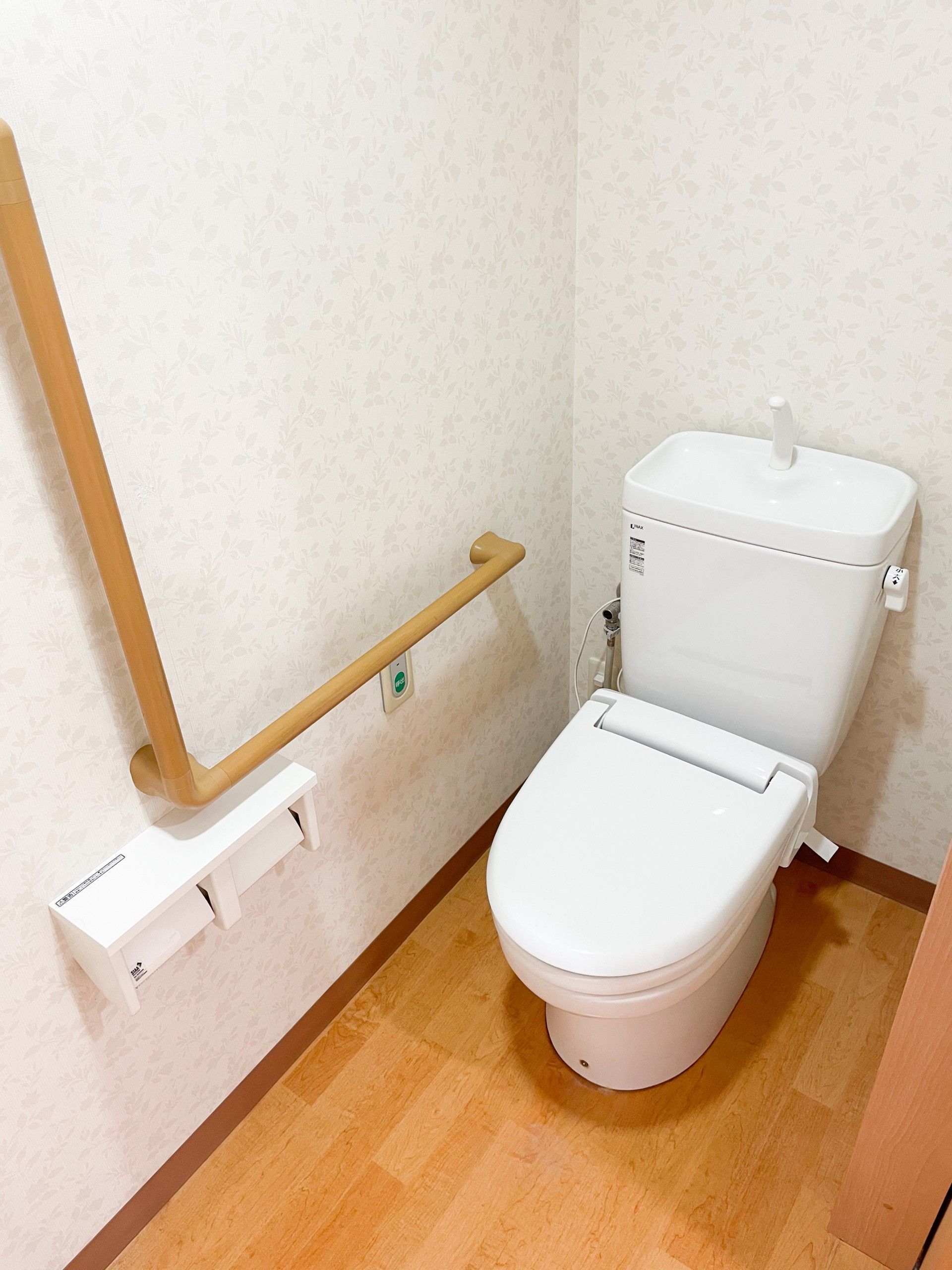 手すり付きのトイレ
