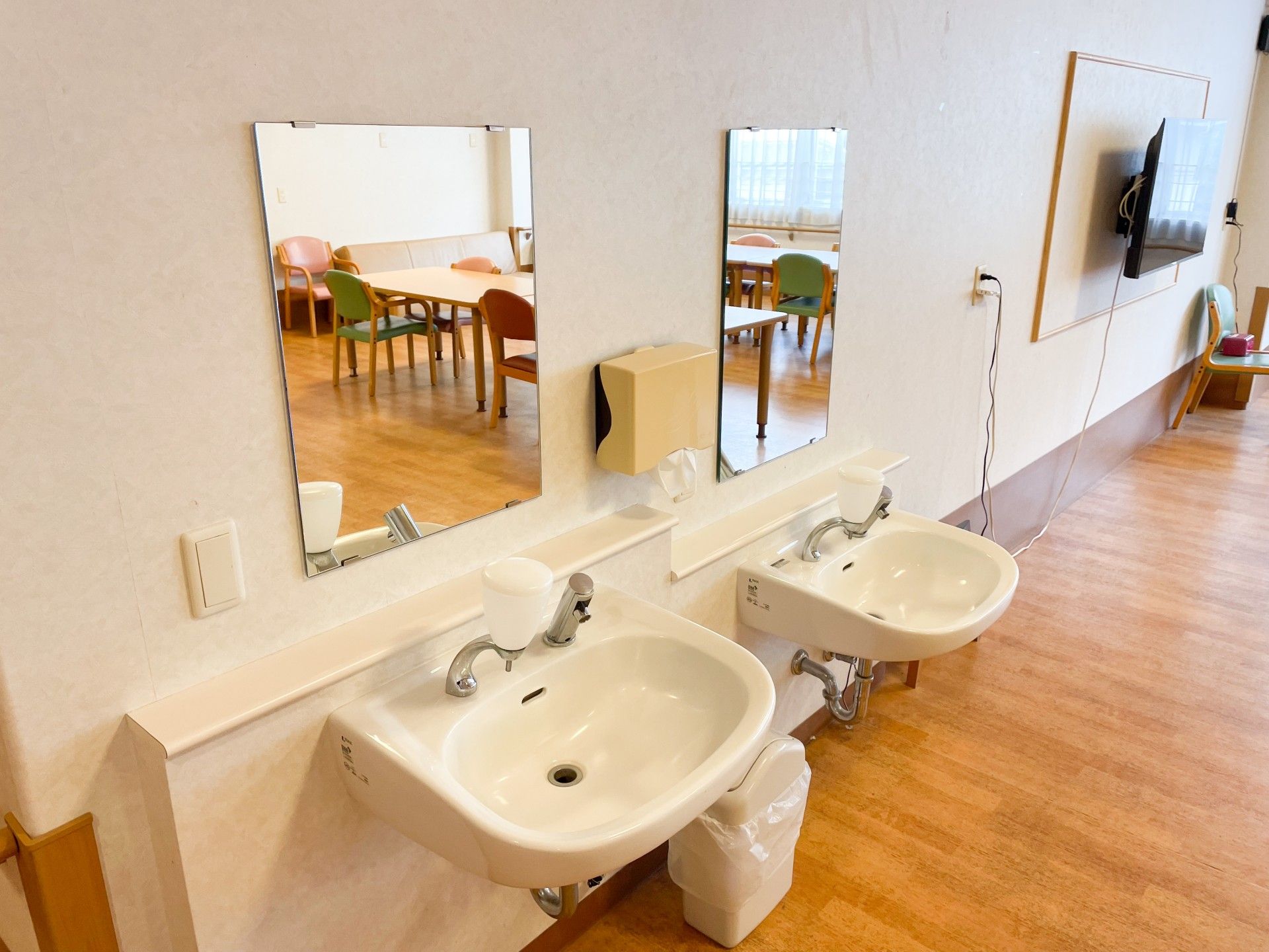 洗面台と鏡のある空間