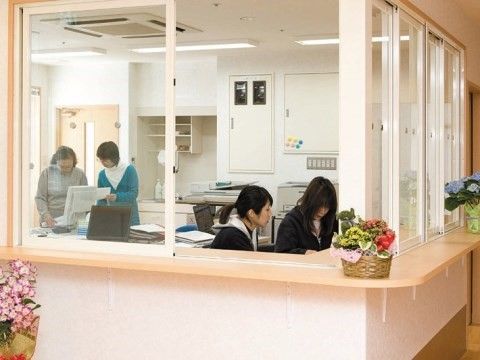 応対するスタッフの様子