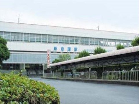 ゆったりとした明るい外観の建物
