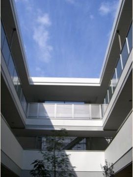 中庭。吹き抜けのになっており、空を眺められる。