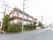 緑に囲まれた建物外観