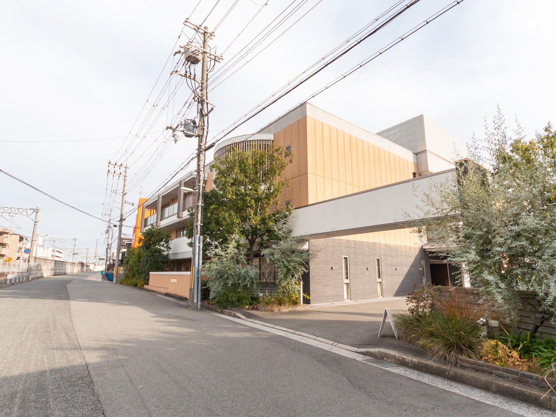 緑に囲まれた建物の外観