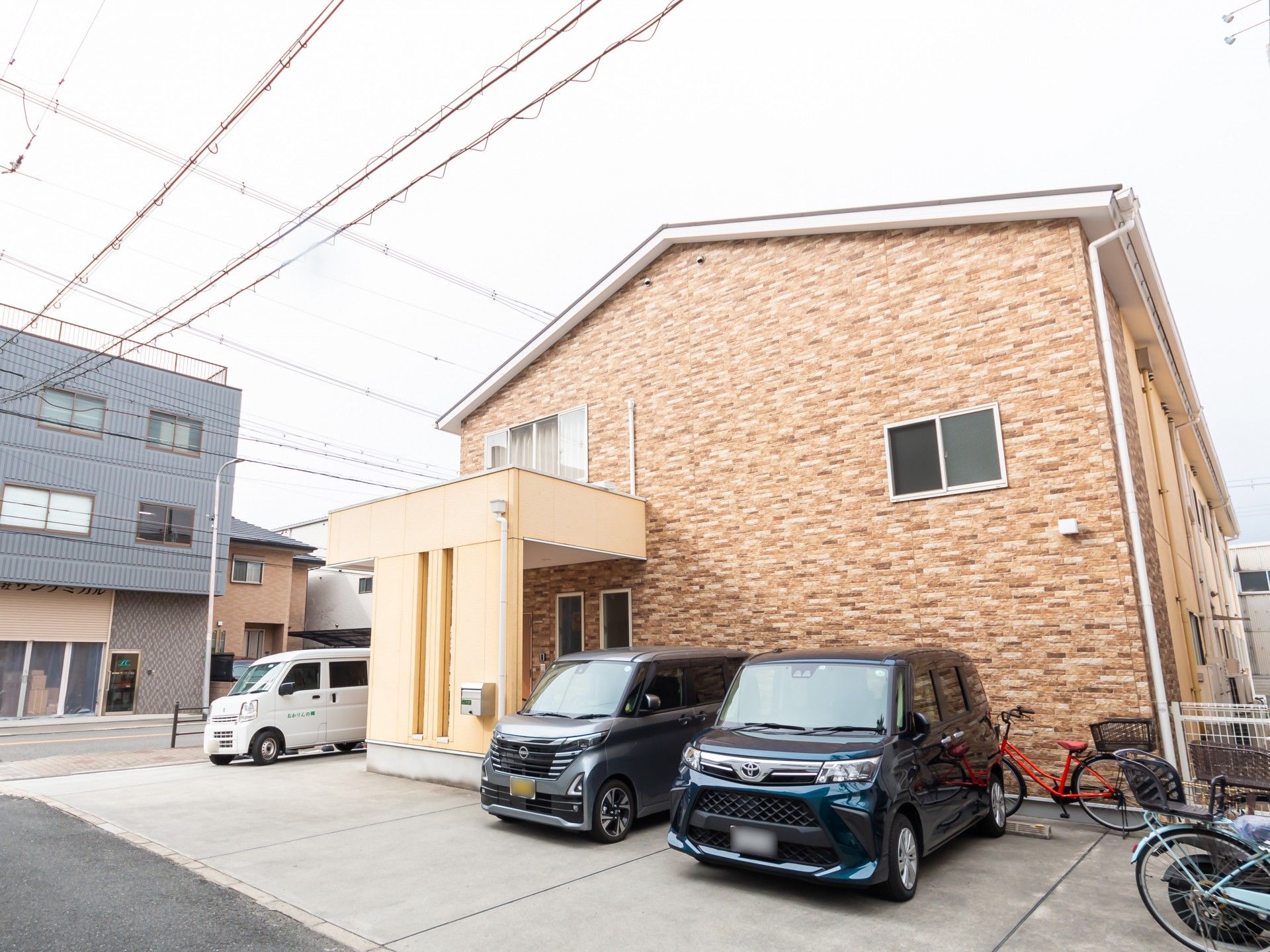 駐車場のある建物外観
