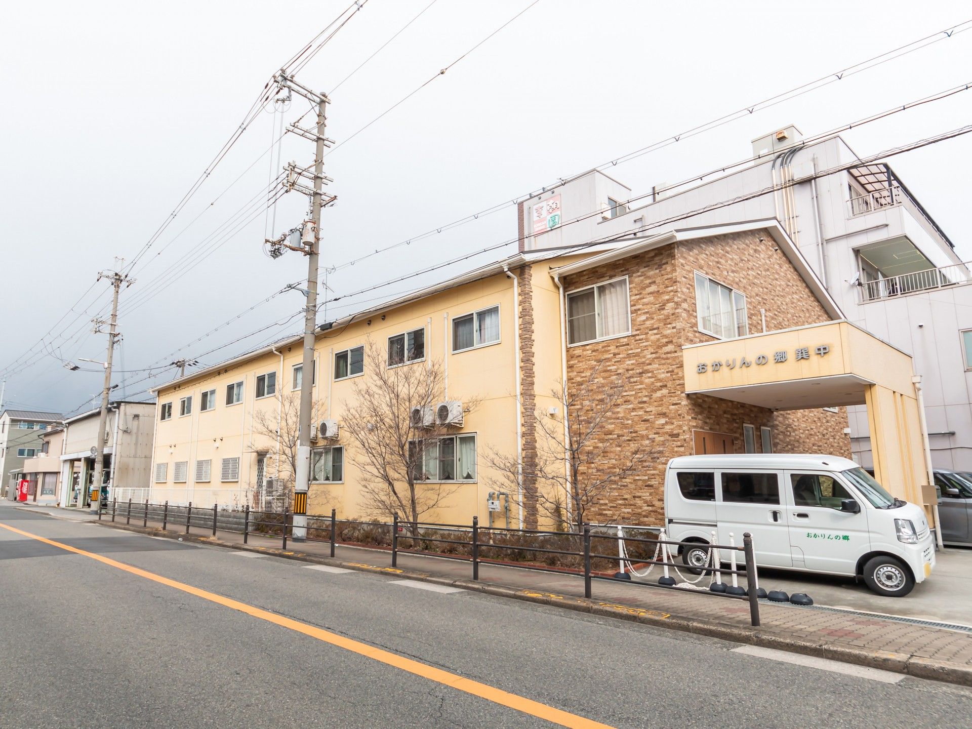 建物外観と送迎車