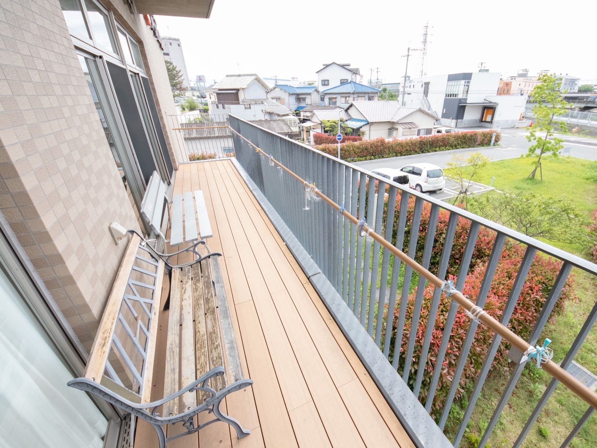 施設の周辺は、閑静な住宅街になっている。芝生や植え込みなどの植物を見ることもでき、さわやかな清涼感のある空間である。