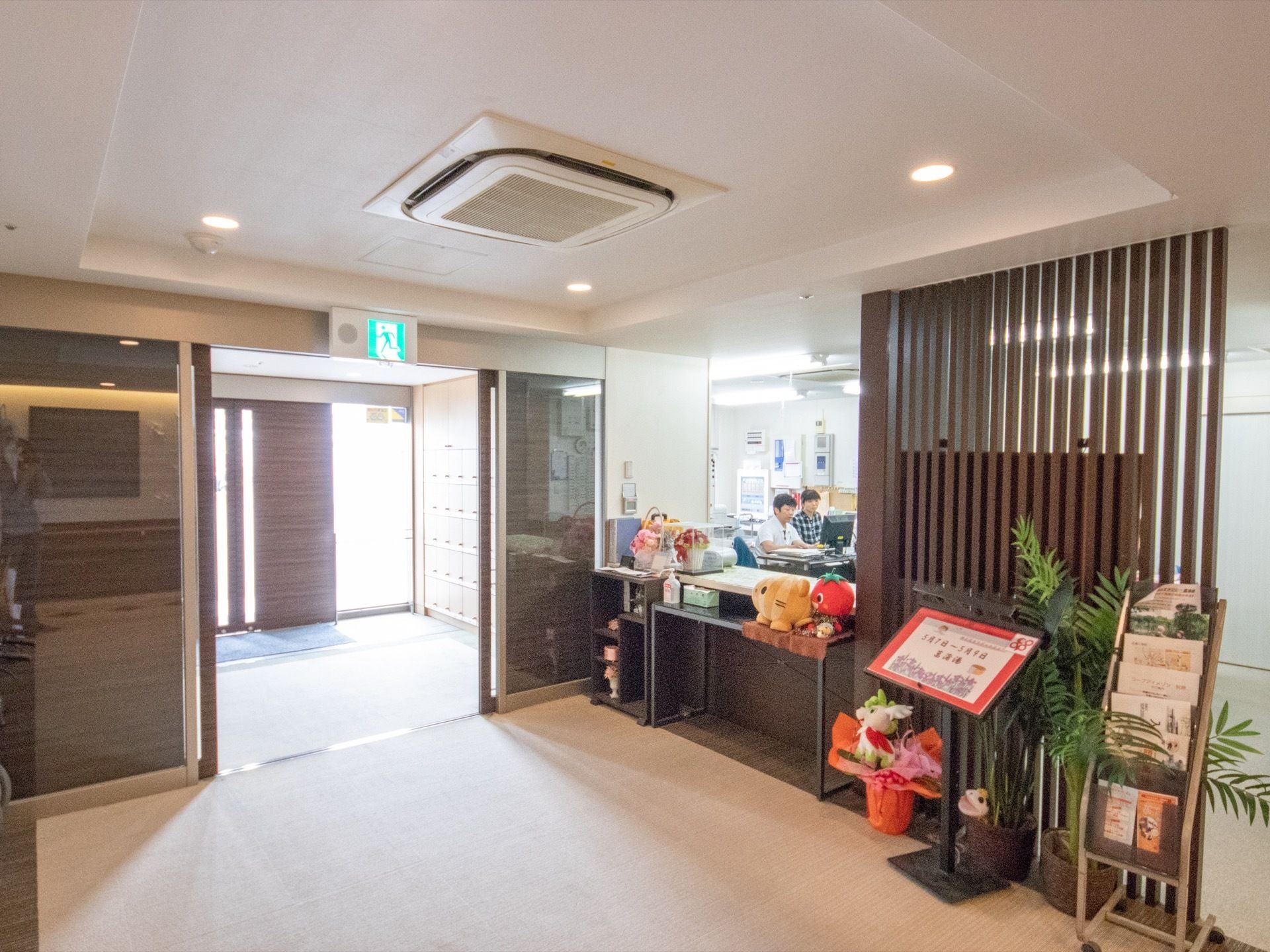 入口は自動扉になっており、段差が無くしてある。入るとすぐ横にスタッフの事務所がある。パンフレット類の置かれたラックがある。